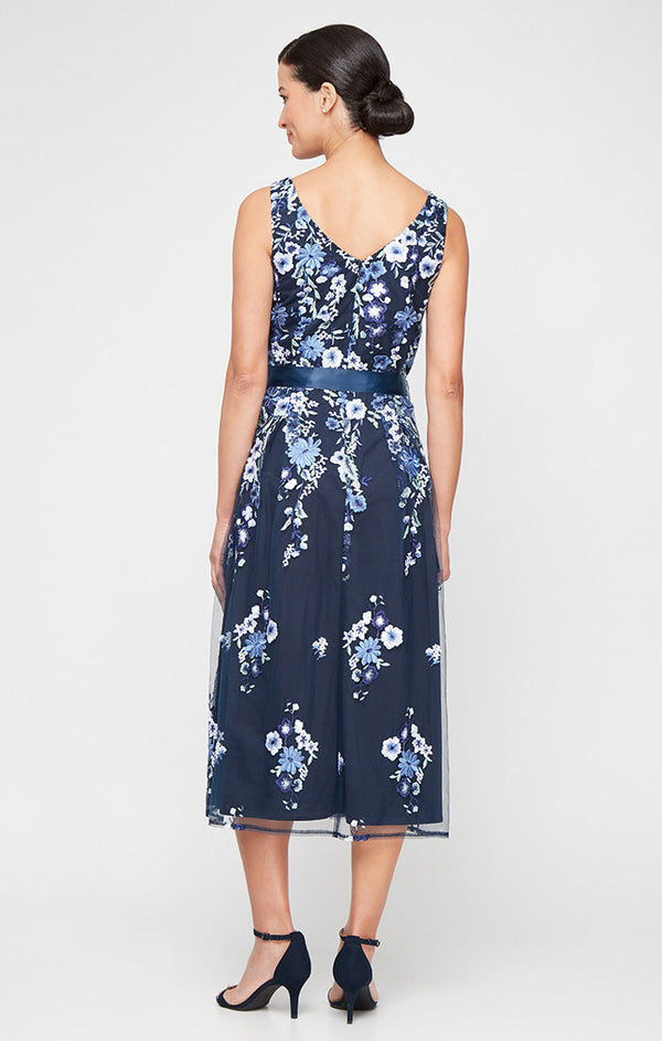 Regular - Midi V-Neck Embroidered Sleeveless Dress with Tie Belt