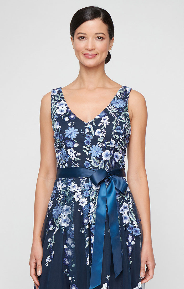 Regular - Midi V-Neck Embroidered Sleeveless Dress with Tie Belt
